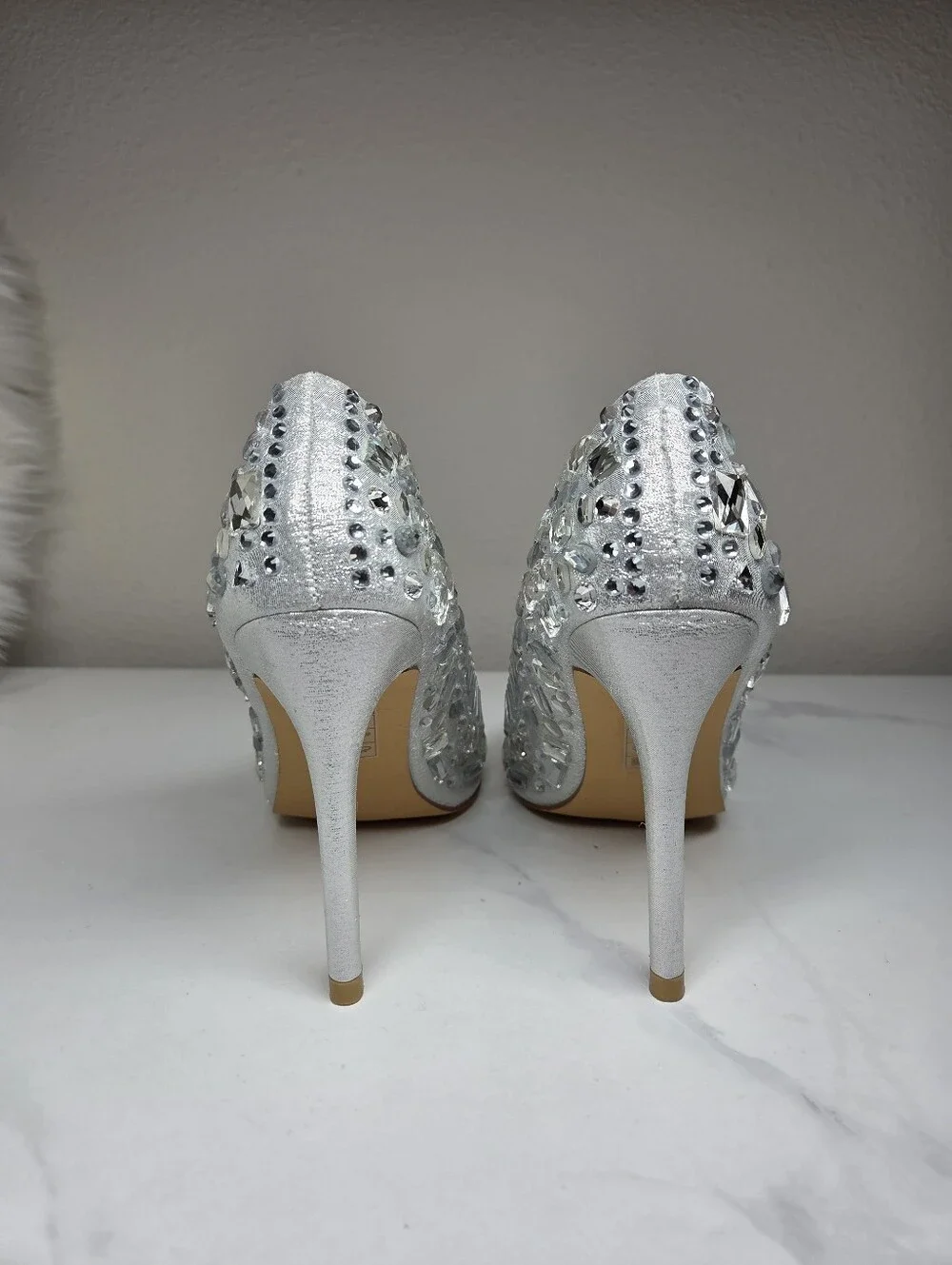Mata Shoes Reality Check Silver Rhinestone Jeweled Pointed Toe Pumps Size 6 NWOB